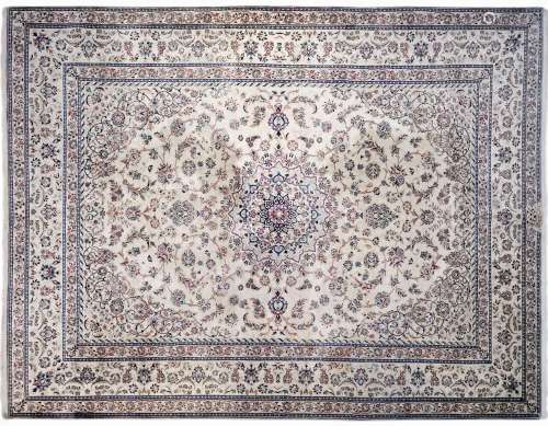 Tapis, Iran<br />
Soie et laine, à décor d'un médaillon cent...