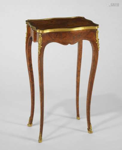 Petite table de salon de style Louis XV<br />
Bois de placag...