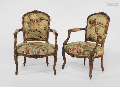 Paire de fauteuils cabriolets d'époque Louis XV<br />
Bois a...