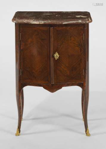 Petite commode d'époque Louis XV<br />
Deux vantaux,  bois d...