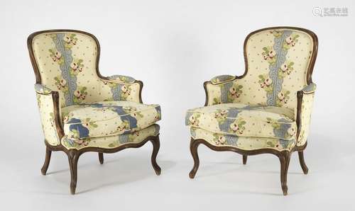 Paire de bergères de style Louis XV<br />
Tissu beige à moti...