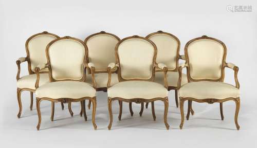 Suite de six fauteuils cabriolets d'époque Louis XV <br />
T...
