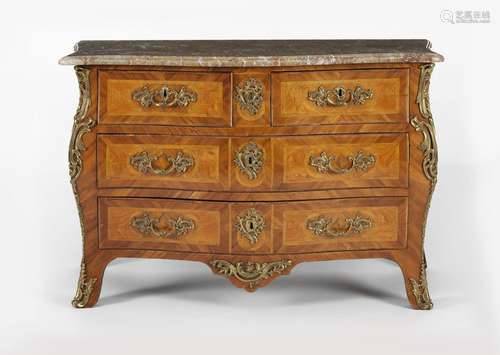 Commode galbée d'époque Louis XV<br />
Cinq tiroirs, placage...