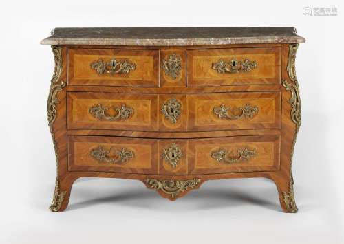 Commode galbée d'époque Louis XV<br />
Cinq tiroirs, placage...