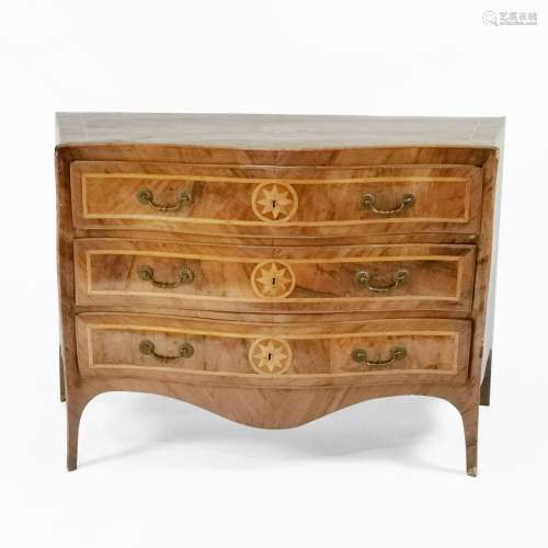 Commode, Italie, XVIIIe s<br />
Trois tiroirs, marqueterie d...