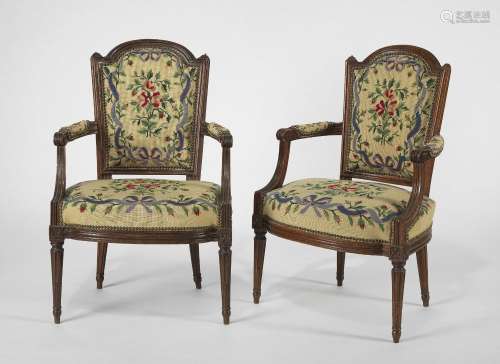 Paire de fauteuils d'époque Louis XVI<br />
Dossier à chapea...