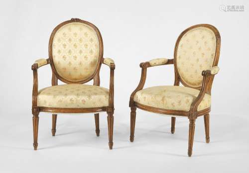 Paire de fauteuils d'époque Louis XVI <br />
Tissu à motif d...