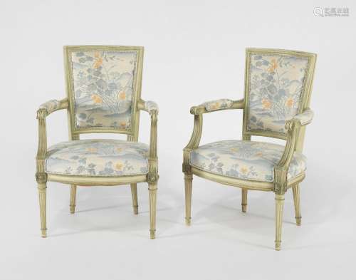 Paire de fauteuils cabriolets de style Louis XVI <br />
Bois...