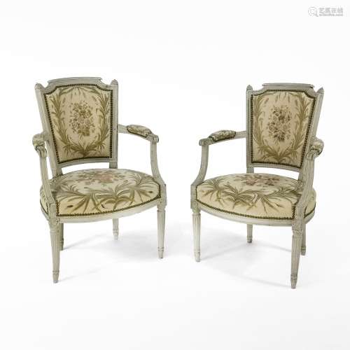 Paire de fauteuils d'époque Louis XVI<br />
Dossier à chapea...
