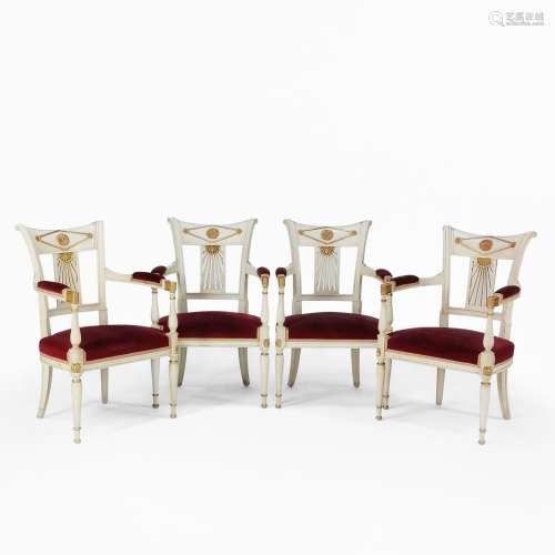 Suite de quatre fauteuils de style néoclassique<br />
Bois l...