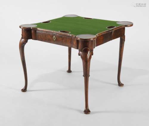 Table à jeux, Angleterre, XIXe s<br />
Bois vernì, 71x84x37 ...