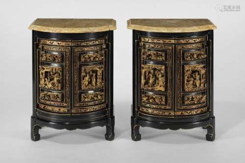 Paire de meubles de chevet à décor d'éléments chinois<br />
...