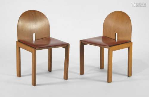 Paire de chaises, Italie, circa 1960<br />
Bois et cuir