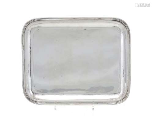 Plateau rectangulaire en argent 800, Italie, XXe s., à décor...