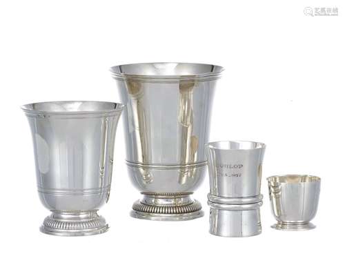 Ensemble de 2 timbales et 2 petits verres en argent, Puiforc...