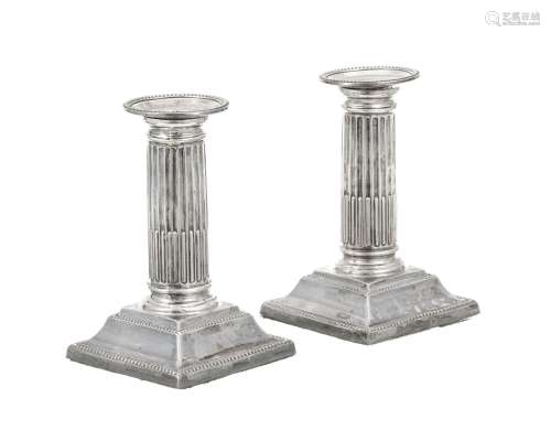 Paire de petits flambeaux colonne en argent, Walker & Ha...