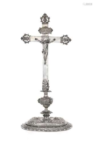 Crucifix en argent, France, XVIIIe s., agrémenté d'un riche ...
