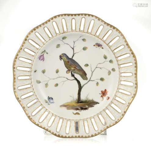 Assiette en porcelaine de Meissen, XIXe s., le marli ajouré,...