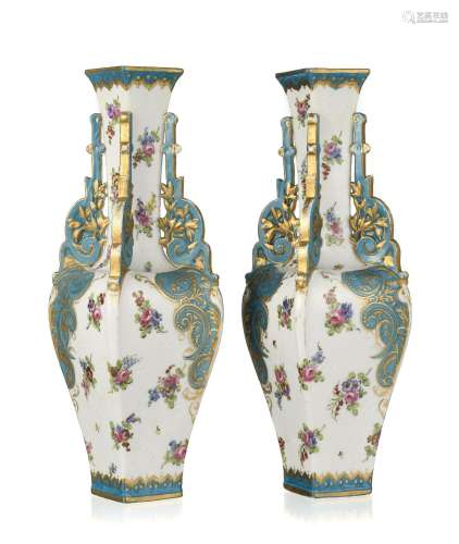 Paire de vases en porcelaine, Minton', à décor or et polychr...