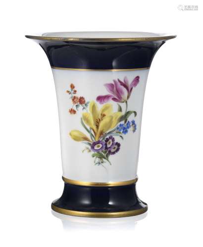 Petit vase cornet en porcelaine de Meissen, XXe s., à décor ...