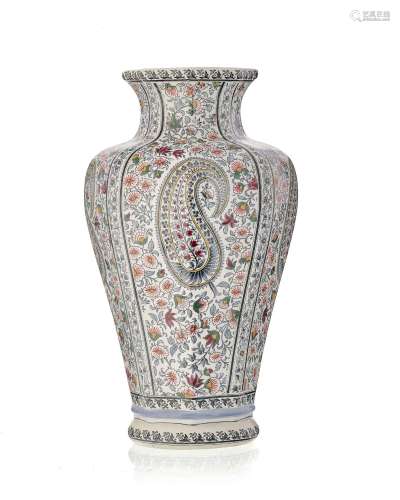 Vase balustre en faïence de Gien, XXe s., à décor polychrome...