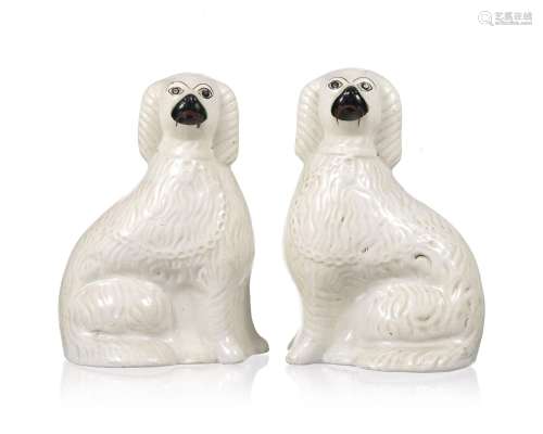 Paire de chiens en faïence de Staffordshire, Angleterre, h. ...