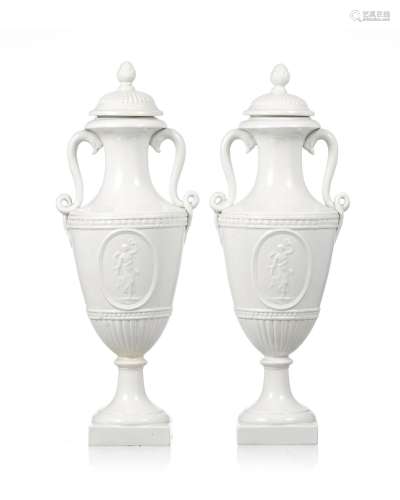 Paire de vases couverts urnes en porcelaine blanche, XXe s.,...
