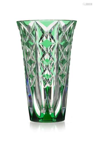 Vase cornet en cristal teinté vert Saint-Louis, XXe s., h. 3...