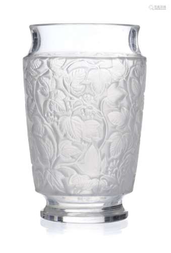 Petit vase en cristal soufflé-moulé en partie satiné signé L...