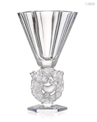 Vase en cristal moulé-pressé en partie satiné signé Lalique ...