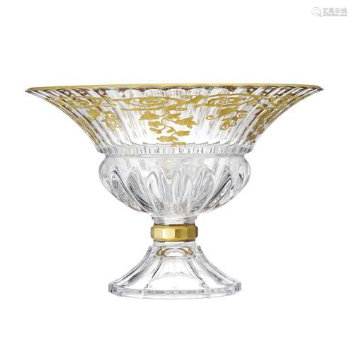 Coupe sur piédouche en cristal, XXe s., décor or de fleurs e...