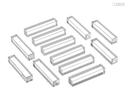 Suite de 12 porte-couteaux en cristal Baccarat, long. 8 cm