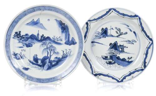 2 assiettes en porcelaine, Chine, dynastie Ming, diam. 21 cm...