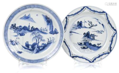 2 assiettes en porcelaine, Chine, dynastie Ming, diam. 21 cm...