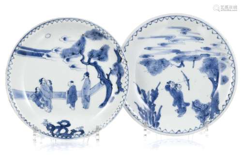 2 assiettes en porcelaine, Chine, dynastie Ming, diam. 18,5 ...