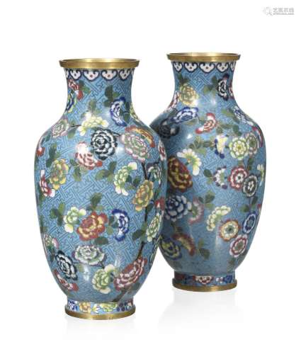 2 vases en émaux cloisonnés, Chine, dynastie Qing, h. 24,5 c...