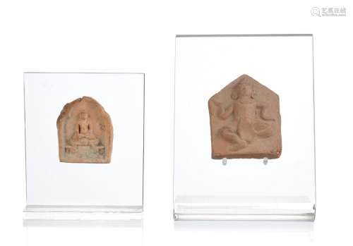 2 plaques votives en terre cuite, Asie du Sud, h. 7 cm et 5 ...