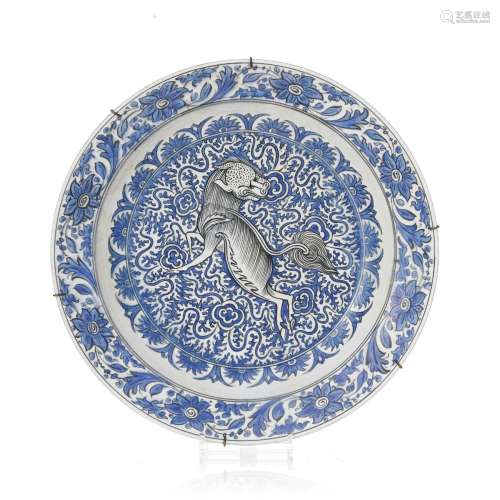 Grand plat en céramique au décor bleu, blanc et noir, Iran, ...