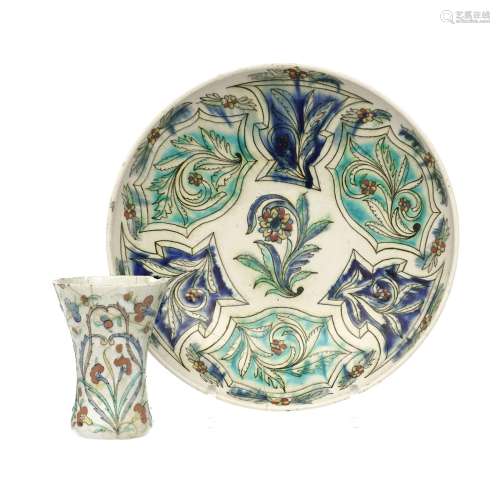 Assiette et pot en céramique de Kütahya, XVIII-XIXe s., déco...