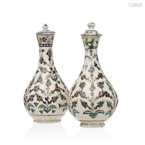 2 sürahi (bouteilles à eau) en céramique de Kütahya, XIXe s....