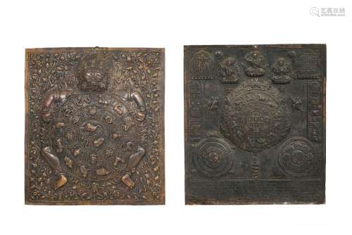 2 grandes plaques votives en cuivre repoussé, Tibet, XIX-XXe...