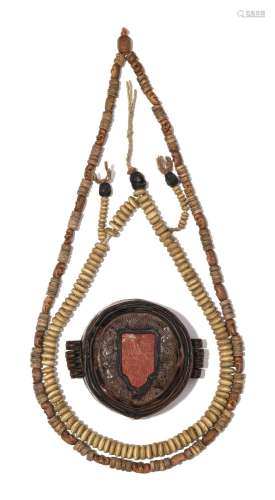 1 Gau (autel portatif) circulaire et 2 Malas (collier bouddh...