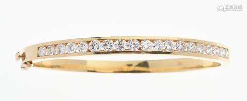BRACELET jonc en or jaune 750/°° serti de 19 diamants taillé...