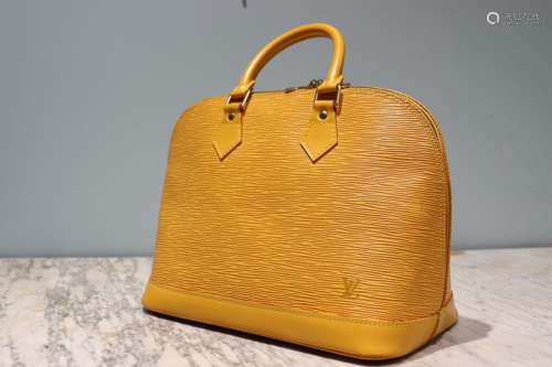 LOUIS VUITTON - SAC modèle "Alma" PM en cuir épi j...