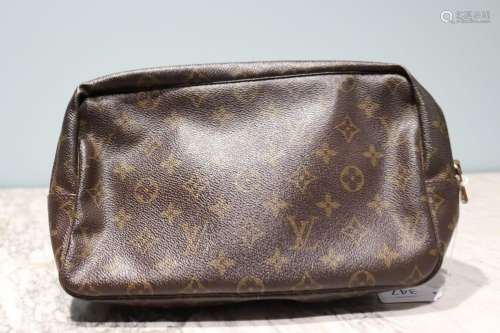 LOUIS VUITTON - TROUSSE de TOILETTE GM en toile monogram, ag...