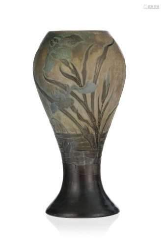 Vase en verre multicouche signé Gallé. A décor dégagé à l'ac...
