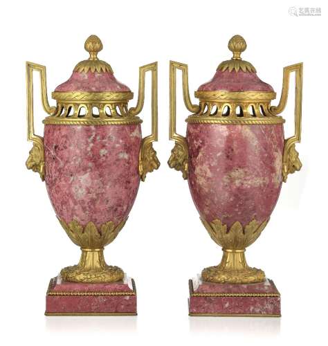 Paire de vases couverts de style Louis XVI, XIXe s., en thul...