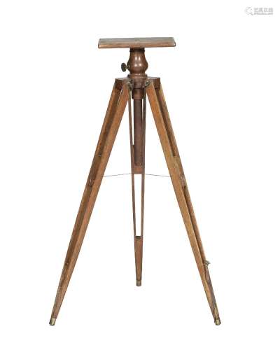 Trépied de géomètre en bois, début XXe s., h.140 cm