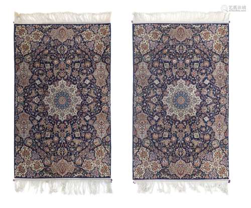 Paire de tapis Ispahan, Iran, 3ème quart du XXe s., à médail...