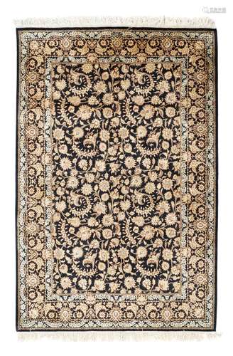 Tapis Ghom en soie, Iran, 3ème quart du XXe s., à décor de r...